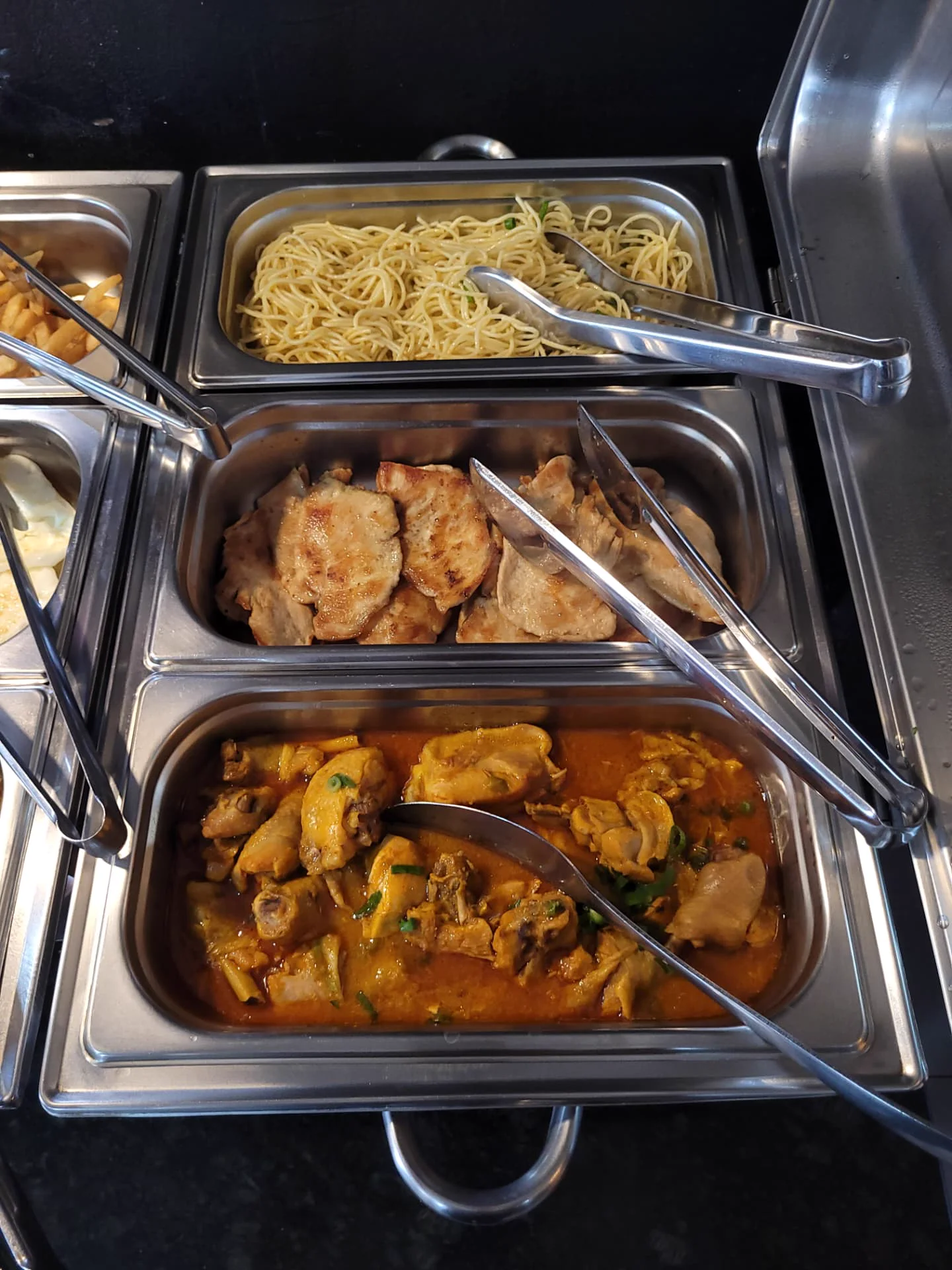 Buffet do Flavia's Restaurante com massas, filé de frango e frango ao molho em Campo Grande
